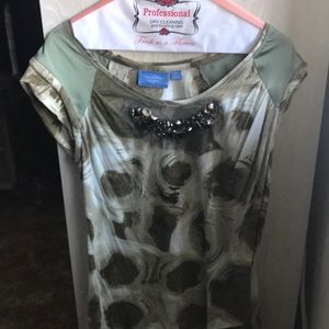 Vera Wang Top Size M
Short Sleeves
Great Condition